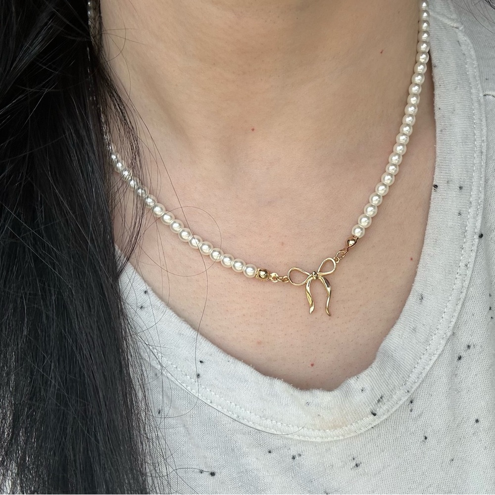 Bow necklace with pearls.